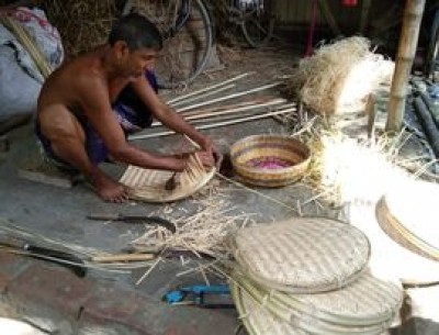 আধুনিকতার ছোঁয়ায় প্রাচীন শিল্পগুলো বিলুপ্তির দ্বারপ্রান্তে! আধুনিকতার ছোঁয়ায় প্রাচীন শিল্পগুলো বিলুপ্তির দ্বারপ্রান্তে!
